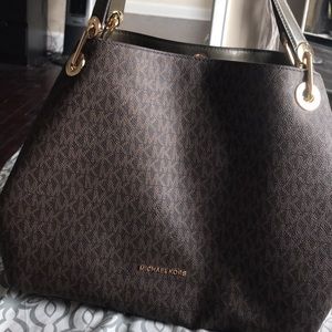 Like new MK RAVEN Purse with matching wallet